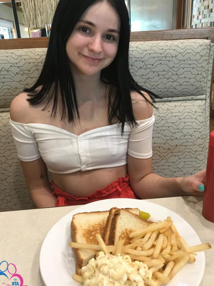 20P A atraente adolescente Violet Rain mostra sua bunda grande em uma compilação de fotos de férias
