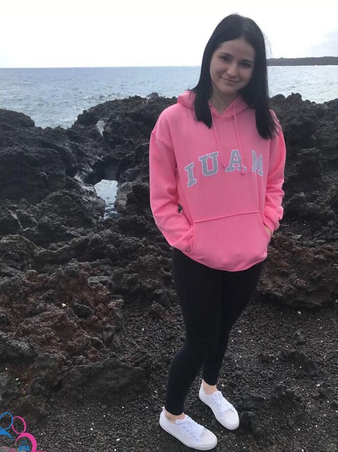 20P A atraente adolescente Violet Rain mostra sua bunda grande em uma compilação de fotos de férias