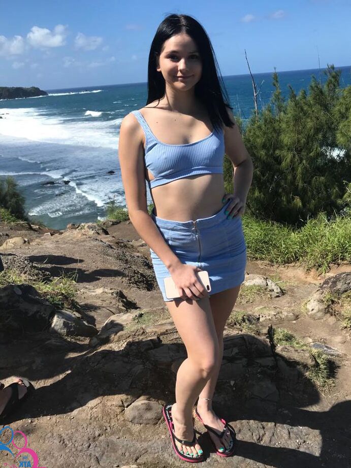 20P A atraente adolescente Violet Rain mostra sua bunda grande em uma compilação de fotos de férias