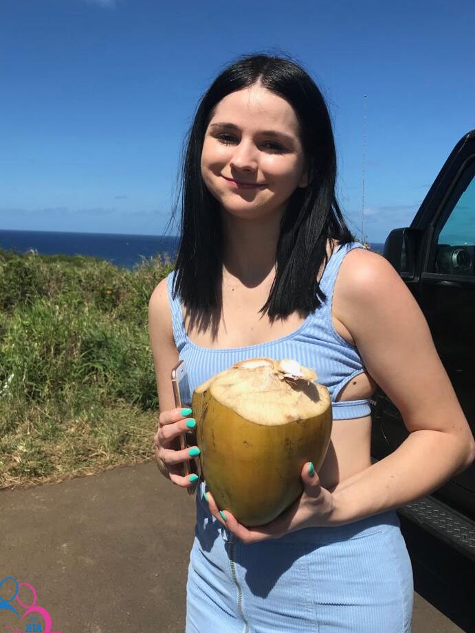 20P A atraente adolescente Violet Rain mostra sua bunda grande em uma compilação de fotos de férias