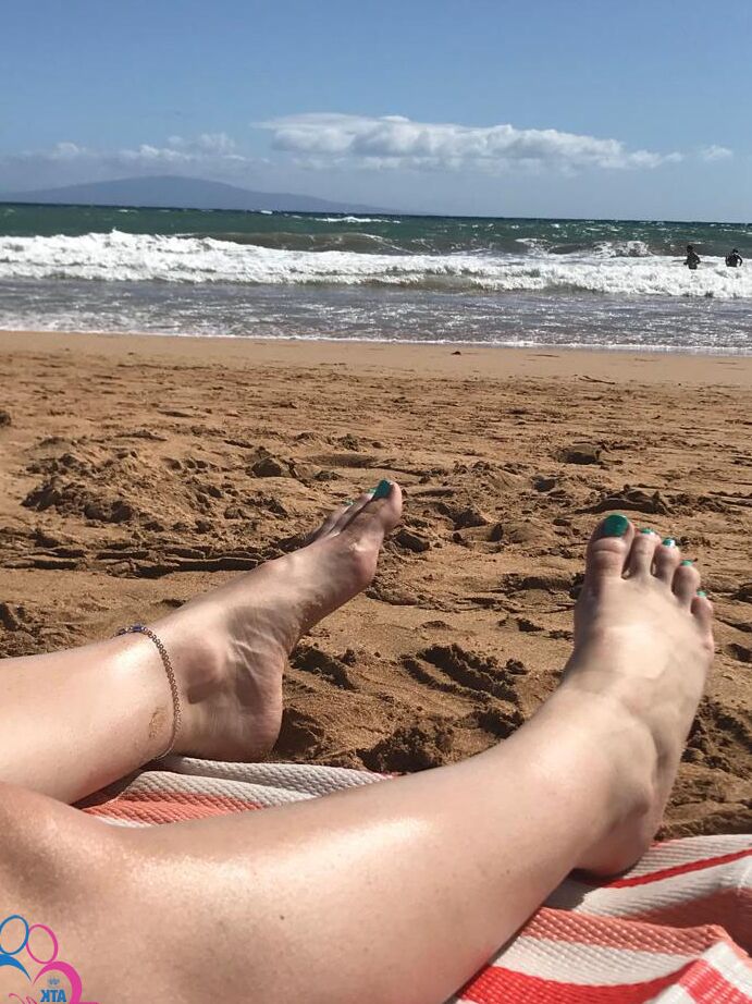 20P A atraente adolescente Violet Rain mostra sua bunda grande em uma compilação de fotos de férias