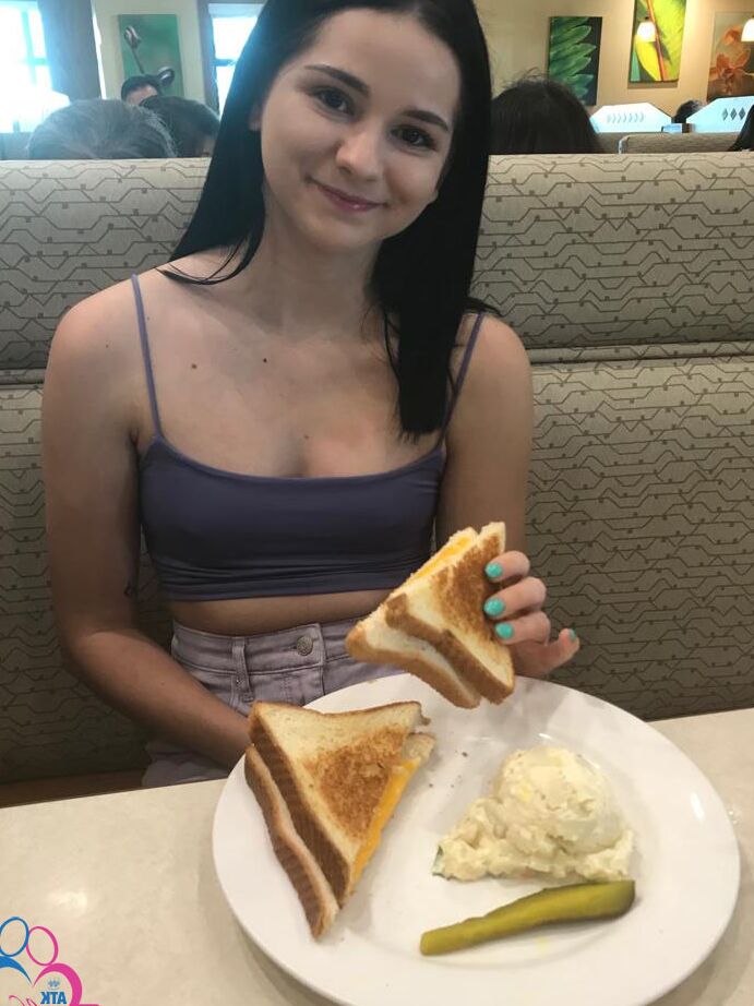 20P A atraente adolescente Violet Rain mostra sua bunda grande em uma compilação de fotos de férias