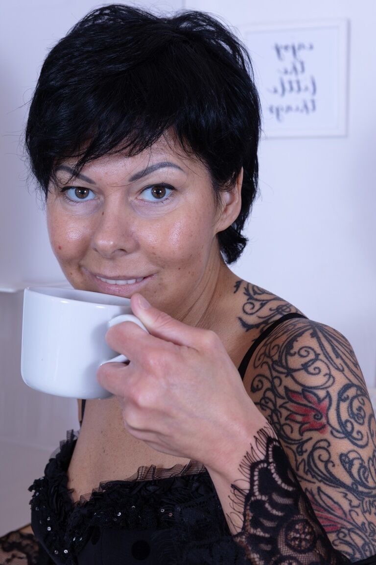 21P Karla Kole, beauté mature aux cheveux courts, étale son manchon poilu dans la cuisine