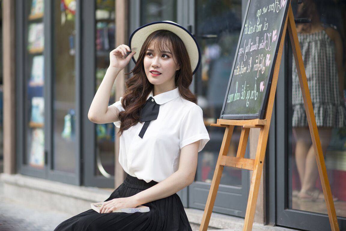 21P Uma linda universitária asiática posa com suas roupas gostosas em sua compilação solo