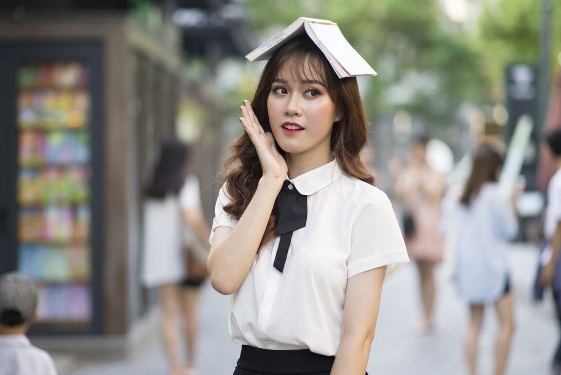 21P Uma linda universitária asiática posa com suas roupas gostosas em sua compilação solo