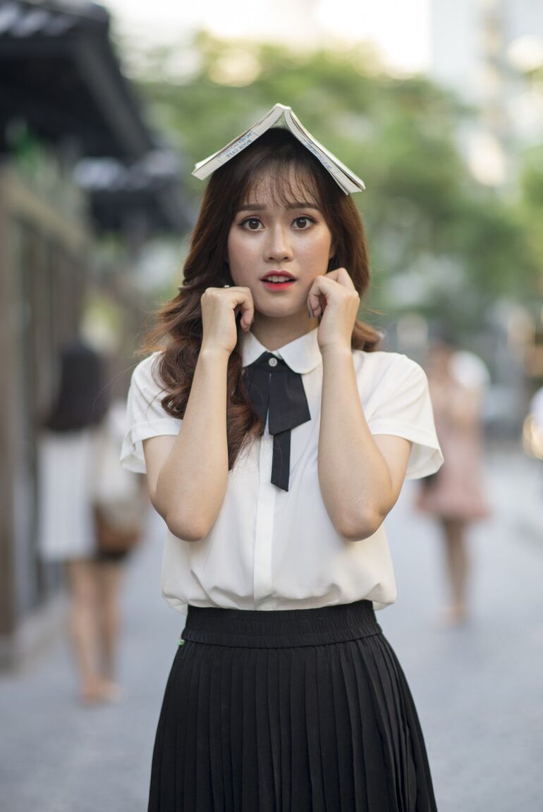 21P Uma linda universitária asiática posa com suas roupas gostosas em sua compilação solo