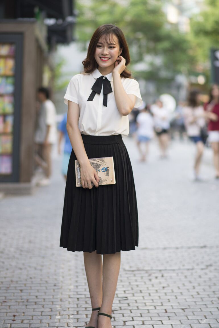 21P Uma linda universitária asiática posa com suas roupas gostosas em sua compilação solo