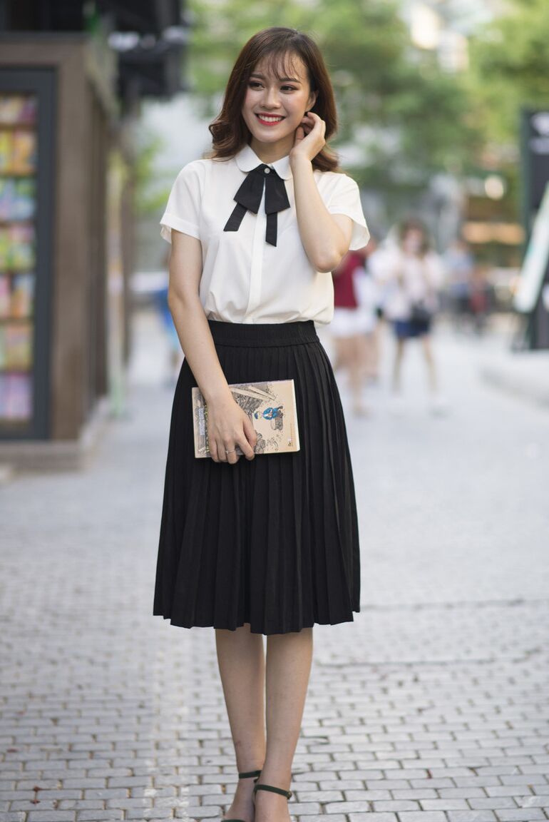 21P Uma linda universitária asiática posa com suas roupas gostosas em sua compilação solo