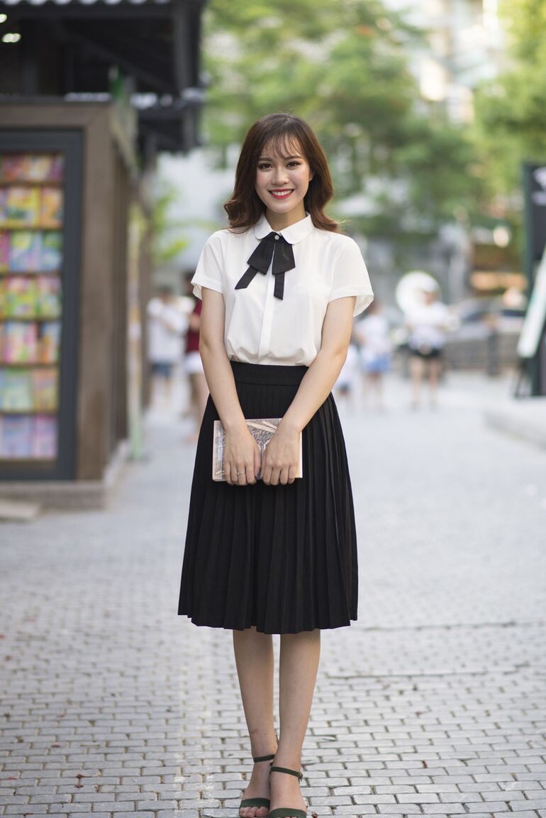 21P Uma linda universitária asiática posa com suas roupas gostosas em sua compilação solo