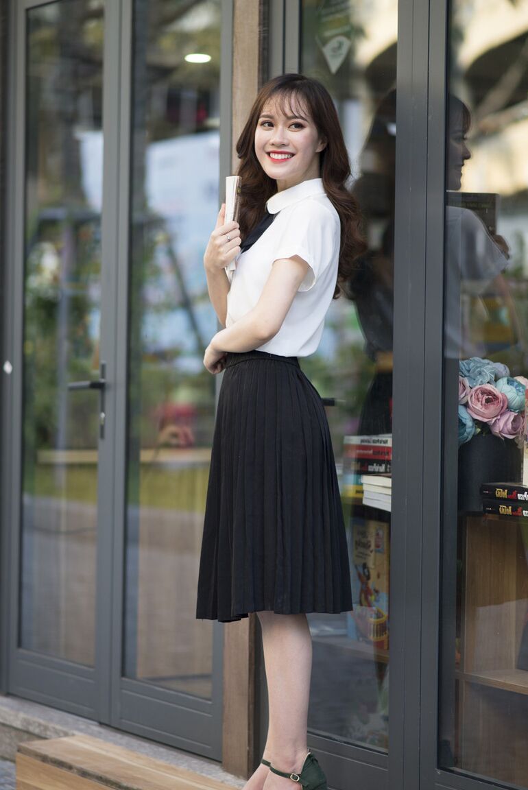 21P Uma linda universitária asiática posa com suas roupas gostosas em sua compilação solo