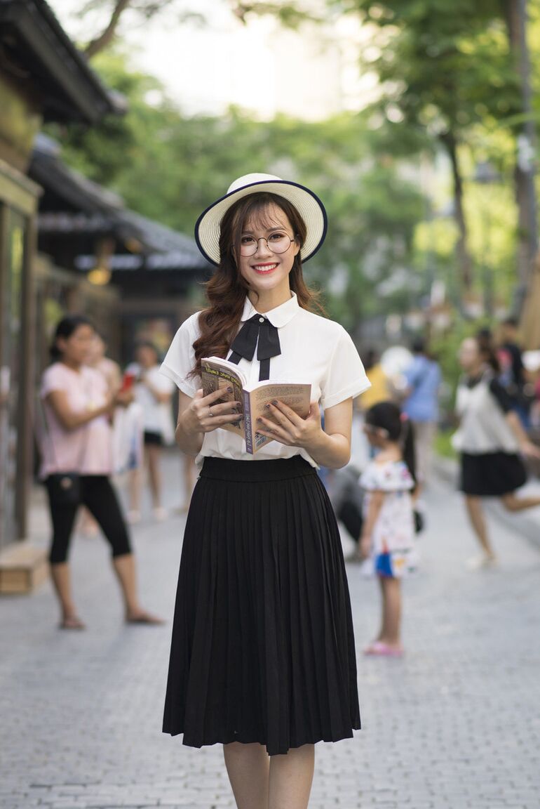 21P Uma linda universitária asiática posa com suas roupas gostosas em sua compilação solo