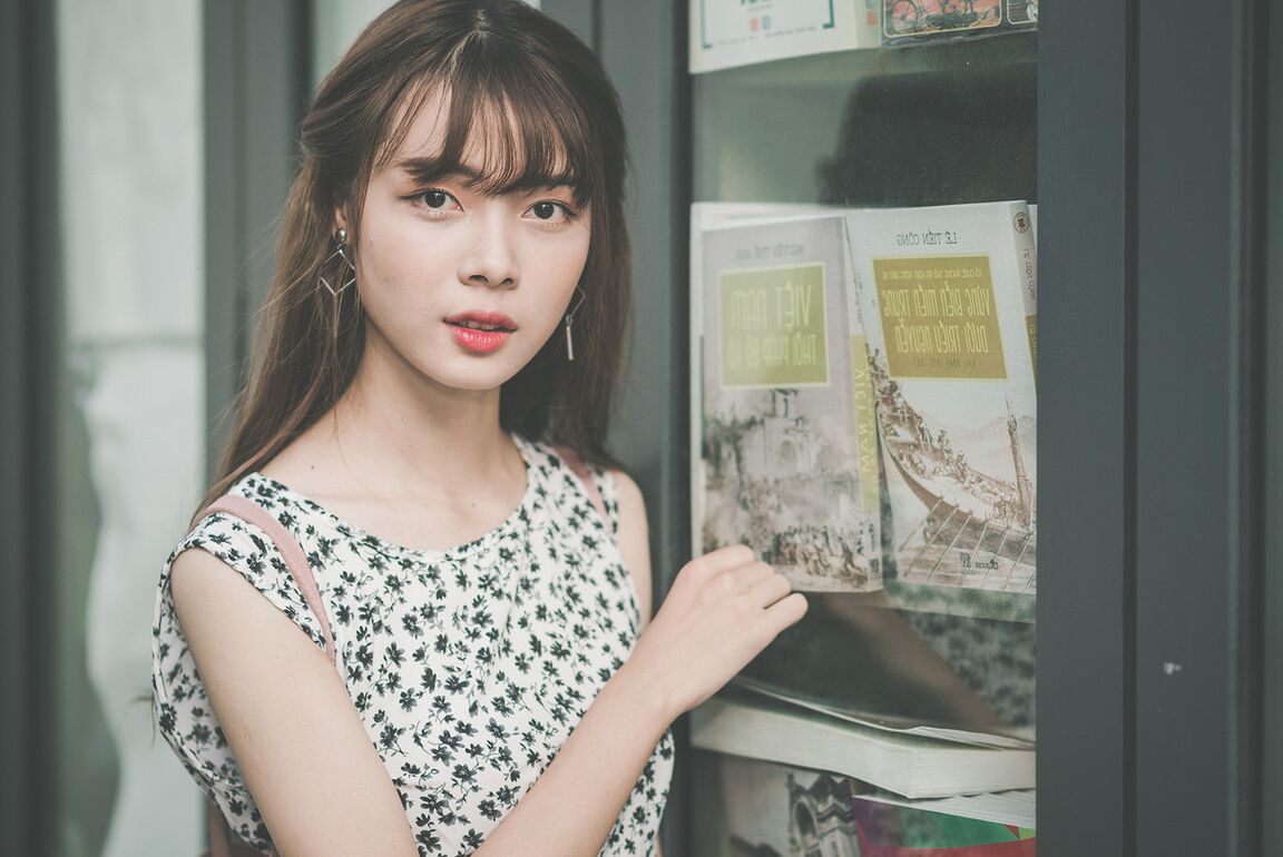 21P Uma linda universitária asiática posa com suas roupas gostosas em sua compilação solo