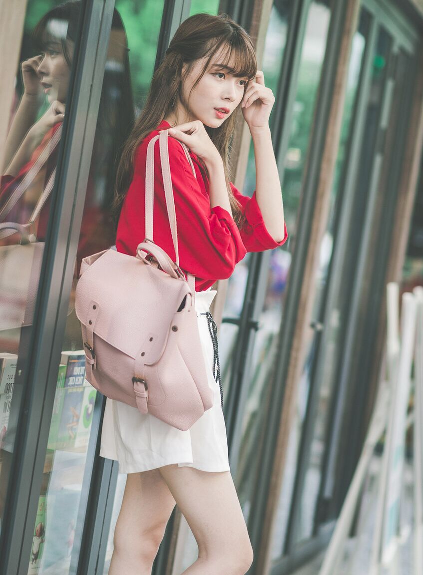21P Uma linda universitária asiática posa com suas roupas gostosas em sua compilação solo