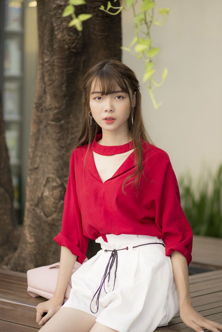 21P Uma linda universitária asiática posa com suas roupas gostosas em sua compilação solo