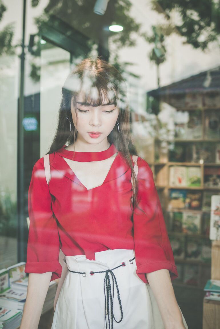 21P Uma linda universitária asiática posa com suas roupas gostosas em sua compilação solo
