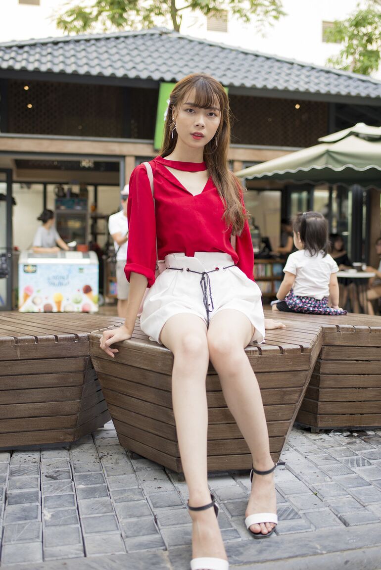 21P Uma linda universitária asiática posa com suas roupas gostosas em sua compilação solo