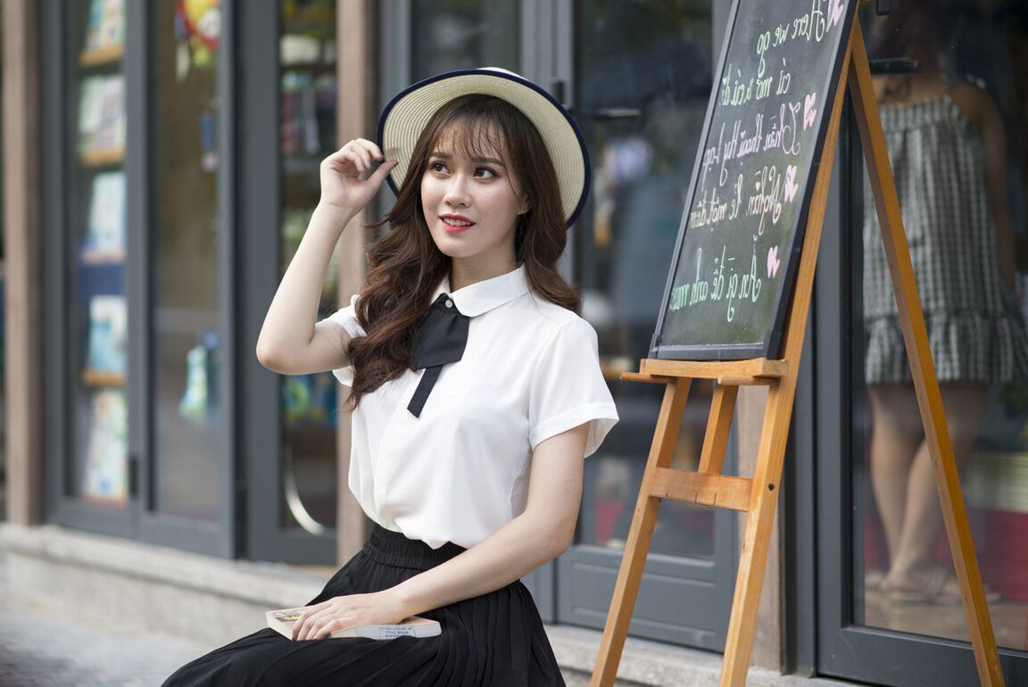 21P Uma linda universitária asiática posa com suas roupas gostosas em sua compilação solo