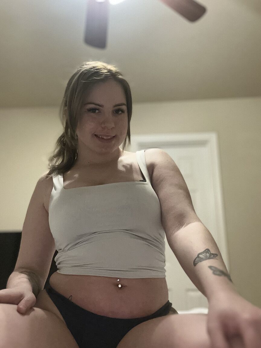 10P Chubby OnlyFans cam babe flaunts her juicy tits while taking selfies