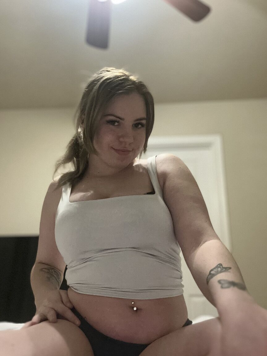 10P Chubby OnlyFans cam babe flaunts her juicy tits while taking selfies