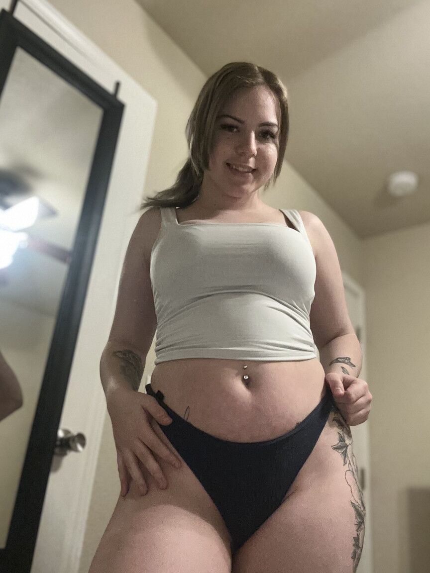 10P Chubby OnlyFans cam babe flaunts her juicy tits while taking selfies