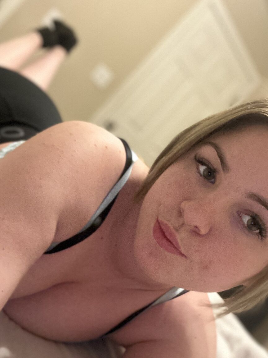 10P Chubby OnlyFans cam babe flaunts her juicy tits while taking selfies