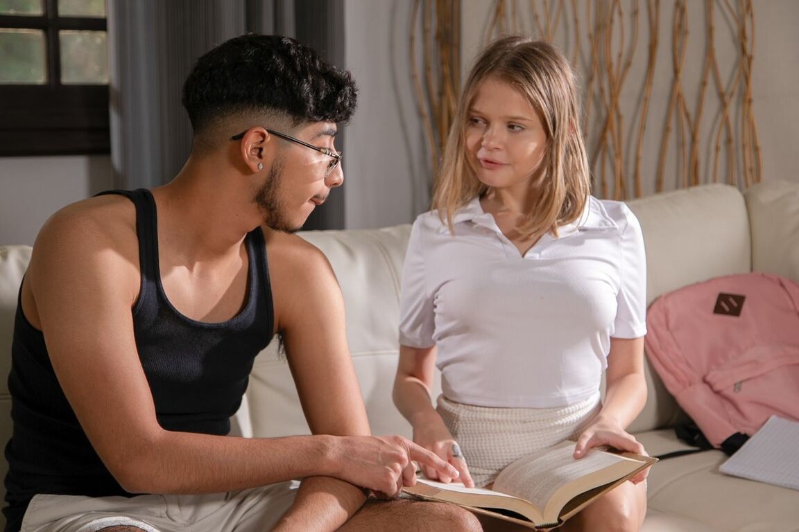 21P Die kleine Teenagerin Coco Lovelock gibt ihrem nerdigen Stiefbruder einen interrassischen Blowjob