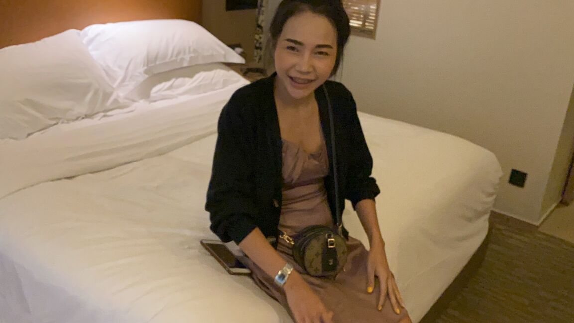 21P A linda garota asiática Fern B gosta de sexo hardcore POV em seu quarto de hotel