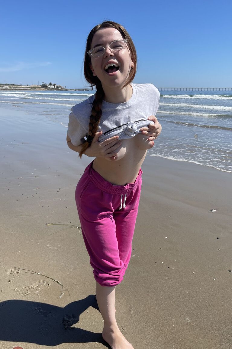 21P Die zierliche Amateur-Nerdin Alina West zeigt ihren Hintern und ihre frisch rasierte Muschi