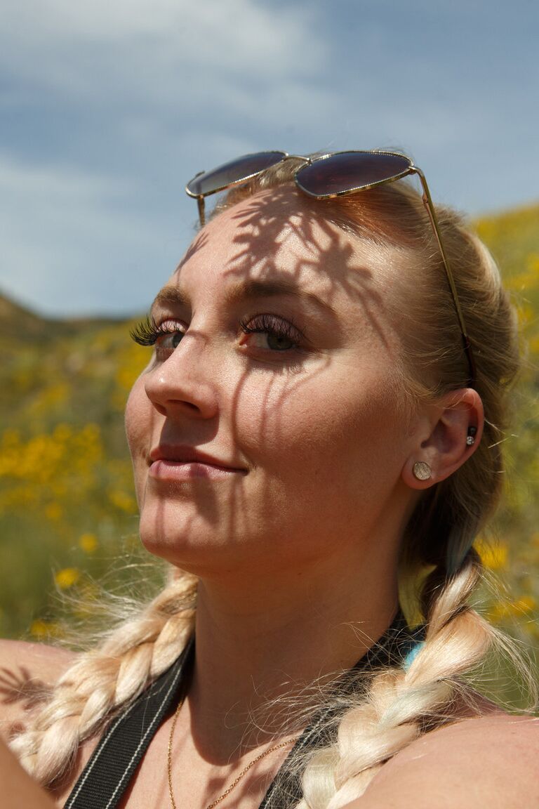 13P Das große Amateur-Babe Harley Woodburn neckt mit ihrem Monsterarsch