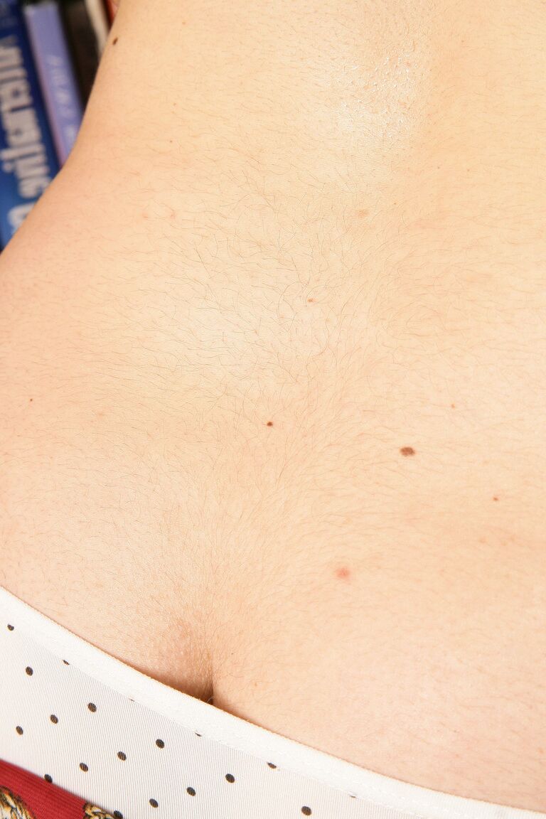21P A adolescente amadora Marie revela seu corpo gordinho e peludo em um show solo