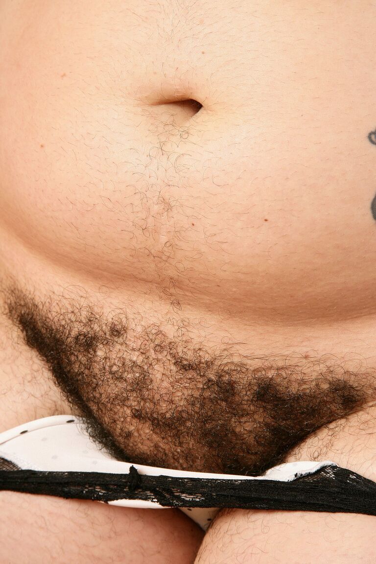 21P A adolescente amadora Marie revela seu corpo gordinho e peludo em um show solo