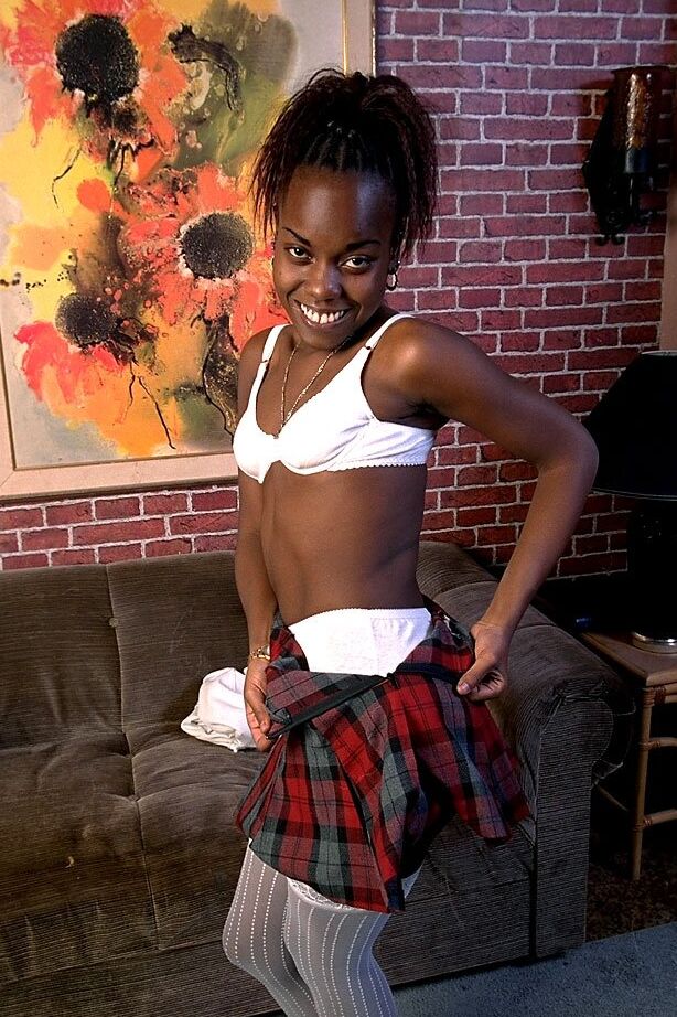 21P Jezebel, écolière ébène, se joue pendant qu'elle se déshabille jusqu'à ses bas blancs.