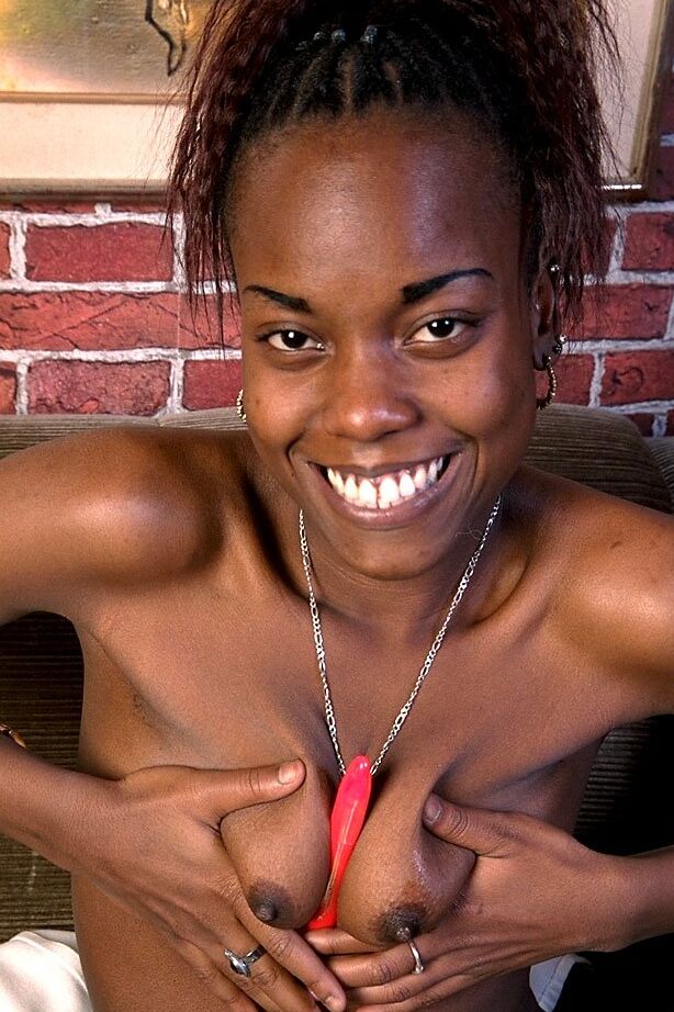 21P Jezebel, écolière ébène, se joue pendant qu'elle se déshabille jusqu'à ses bas blancs.