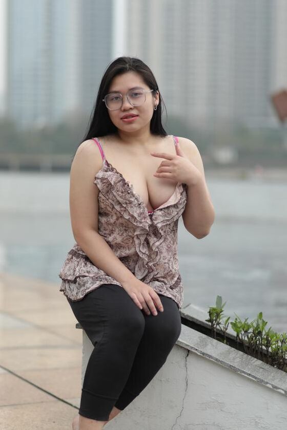 21P Hermosa nena gordita con gafas se burla con sus grandes tetas al aire libre