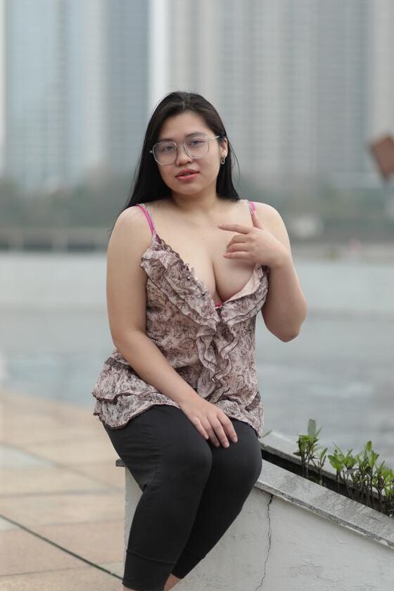 21P Hermosa nena gordita con gafas se burla con sus grandes tetas al aire libre