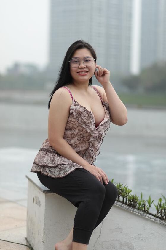 21P Hermosa nena gordita con gafas se burla con sus grandes tetas al aire libre