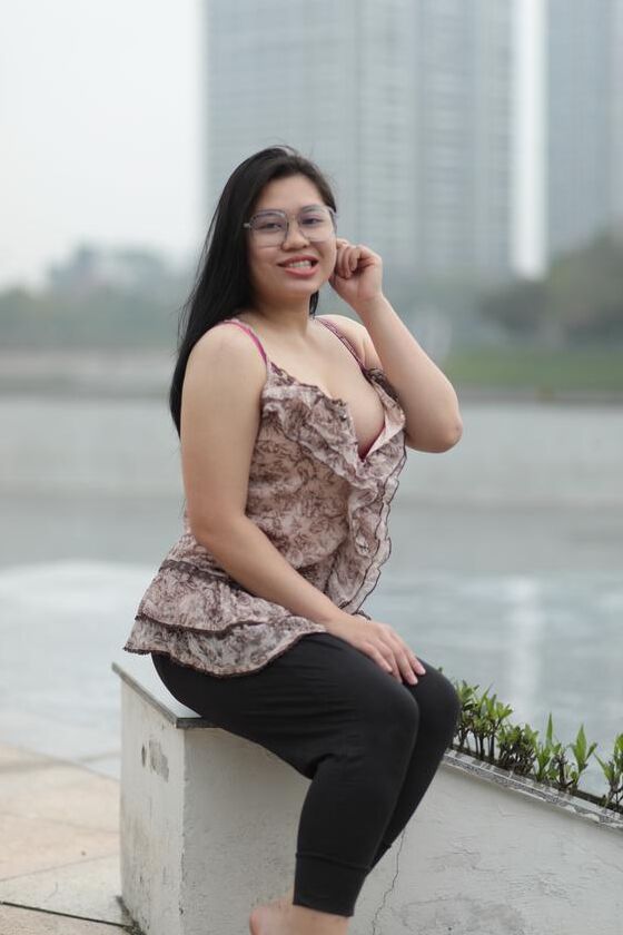 21P Hermosa nena gordita con gafas se burla con sus grandes tetas al aire libre