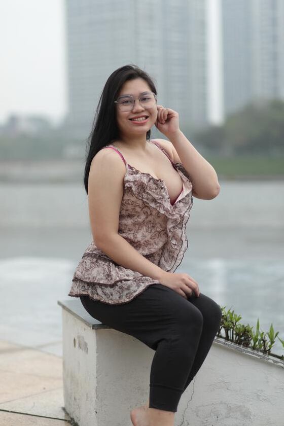 21P Hermosa nena gordita con gafas se burla con sus grandes tetas al aire libre