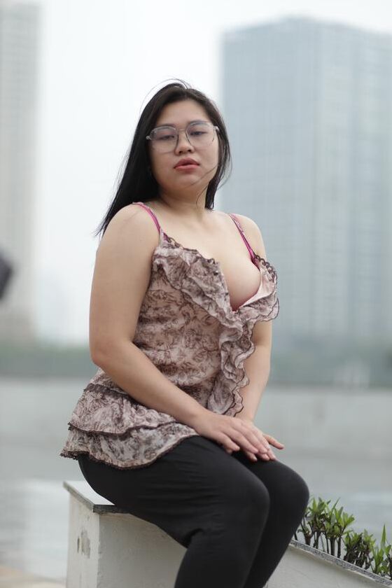 21P Hermosa nena gordita con gafas se burla con sus grandes tetas al aire libre