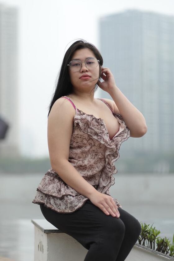 21P Hermosa nena gordita con gafas se burla con sus grandes tetas al aire libre