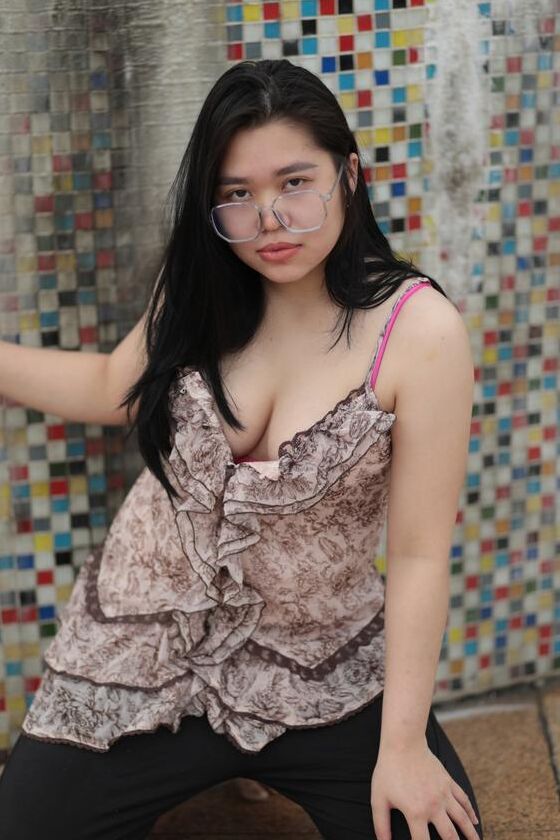 21P Hermosa nena gordita con gafas se burla con sus grandes tetas al aire libre