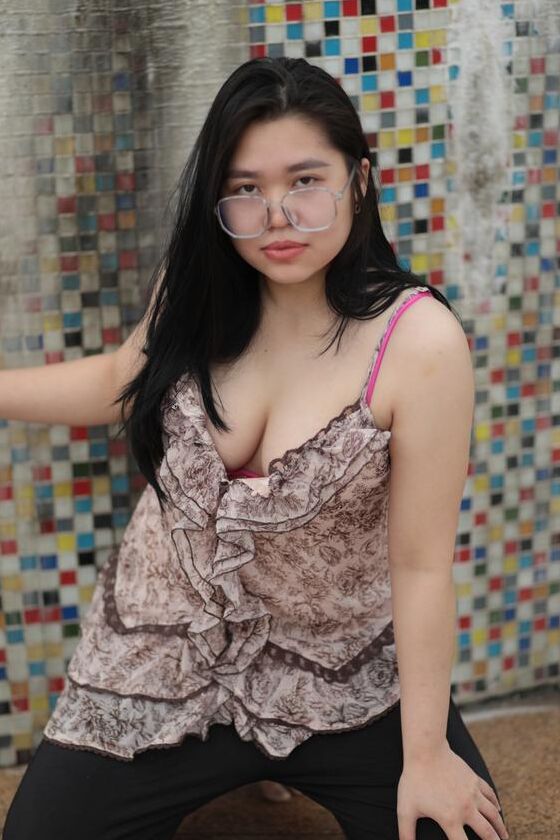 21P Hermosa nena gordita con gafas se burla con sus grandes tetas al aire libre