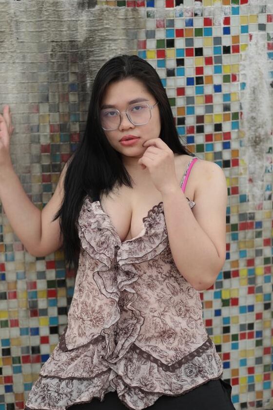 21P Hermosa nena gordita con gafas se burla con sus grandes tetas al aire libre