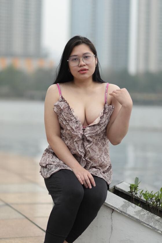 21P Hermosa nena gordita con gafas se burla con sus grandes tetas al aire libre