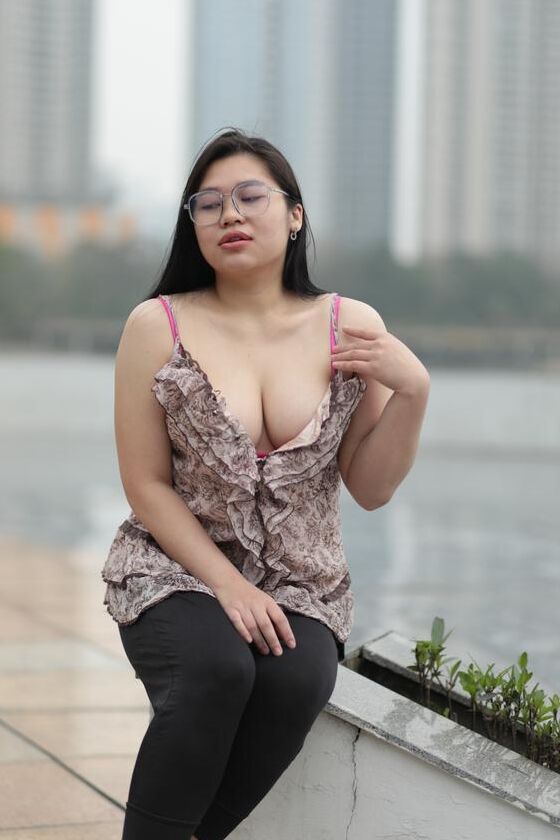 21P Hermosa nena gordita con gafas se burla con sus grandes tetas al aire libre