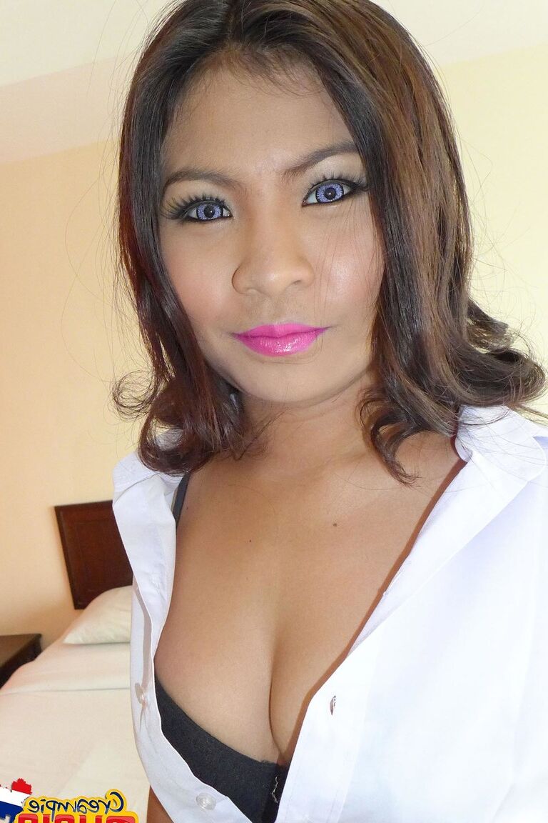 21P La jolie thaïlandaise Nattaporn taquine avec son butin rond pendant qu'elle se déshabille.