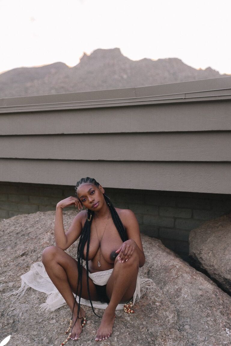 20P La hermosa nena de ébano Nyla muestra sus jugosos melones en un sexy striptease al aire libre