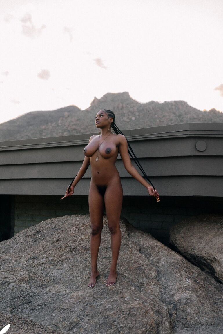 20P La hermosa nena de ébano Nyla muestra sus jugosos melones en un sexy striptease al aire libre