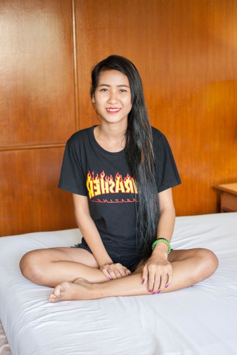 21P Das hübsche asiatische Babe Pop zeigt nach einem heißen Striptease ihre cremige Muschi