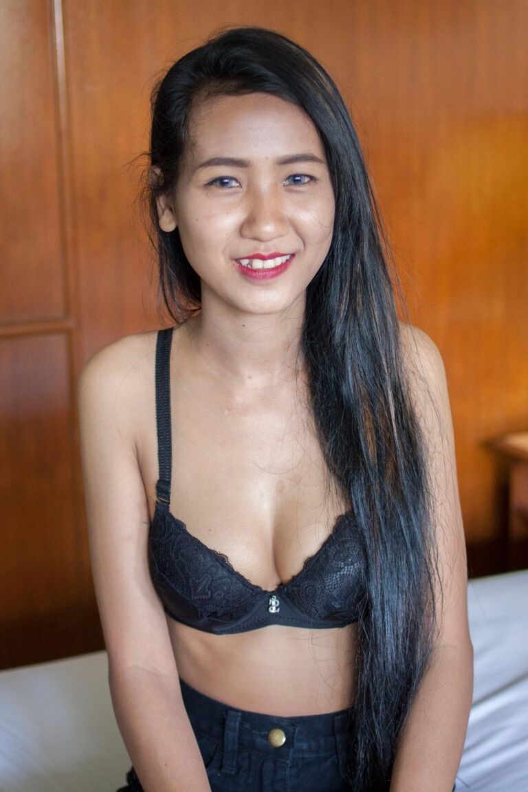 21P Das hübsche asiatische Babe Pop zeigt nach einem heißen Striptease ihre cremige Muschi
